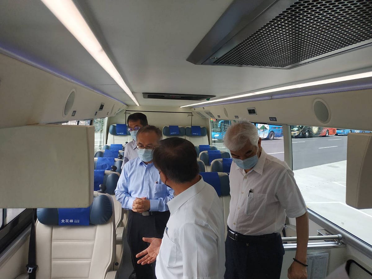 交通部次長陳彥伯確認國道客運做好實聯QR CODE建置。 圖：交通部／提供