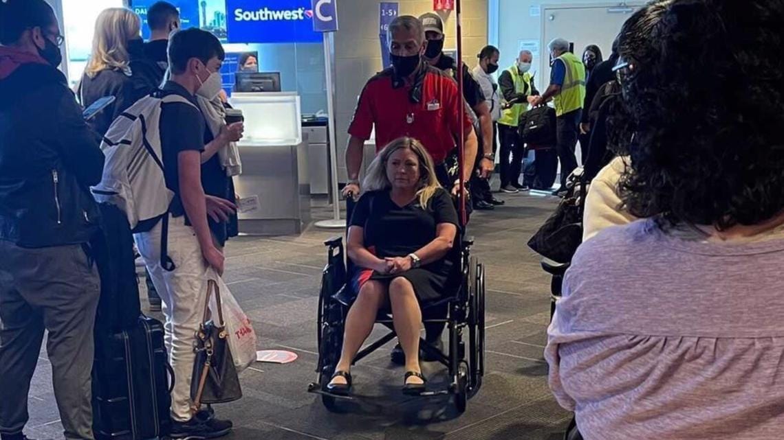 美國西南航空（Southwest Airlines）一架客機發生空服員與乘客互毆事件，空服員臉部受傷、兩顆牙齒掉落，目前正住院治療。 圖：翻攝自環球網