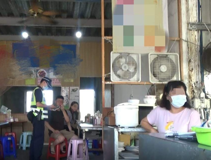 嘉義縣警方查獲餐飲店讓客人內用，違反防疫規定，開罰。 圖：嘉義縣政府/提供