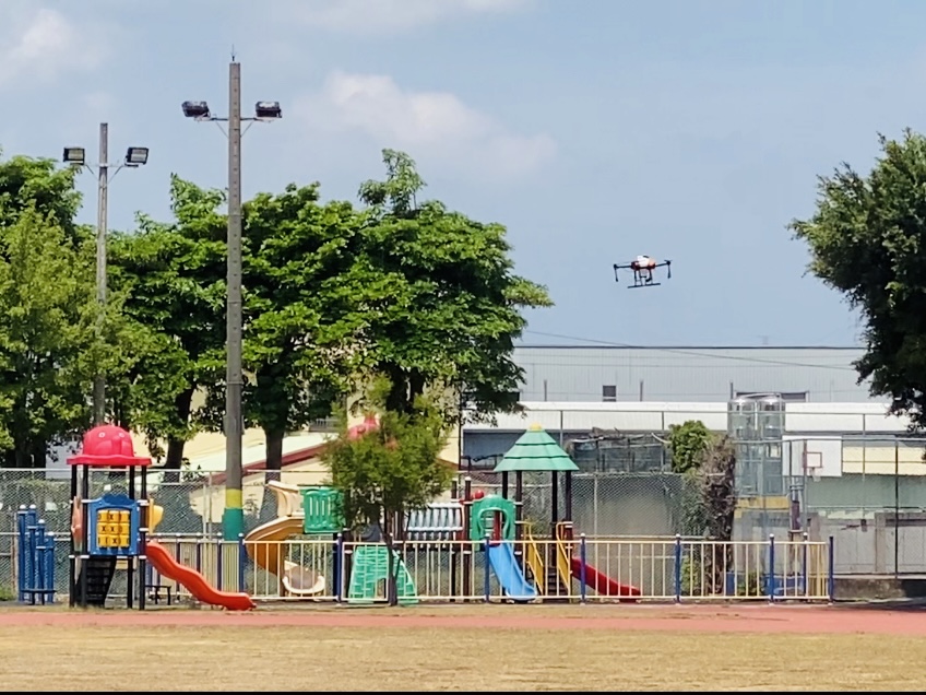 無人機飛進中市泰安國小上空  擴大消毒覆蓋面。 台中市政府/提供