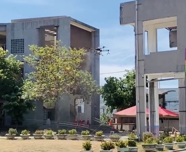 無人機飛進中市泰安國小上空  擴大消毒覆蓋面。 台中市政府/提供