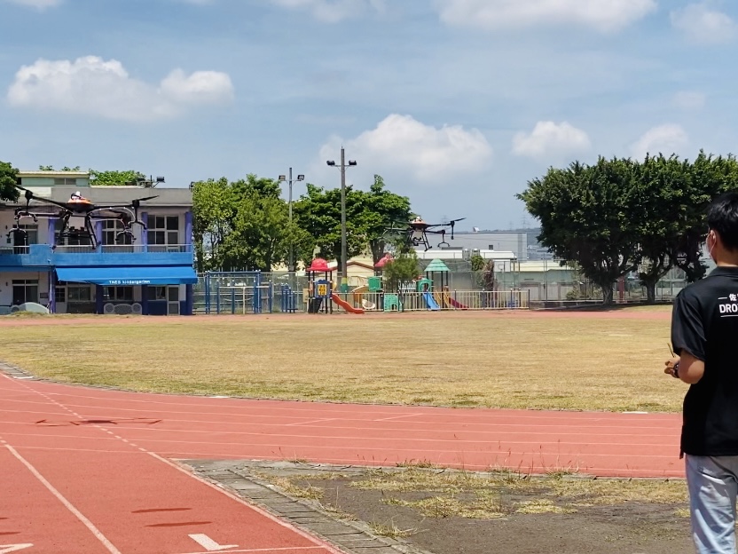 無人機飛進中市泰安國小上空  擴大消毒覆蓋面。 台中市政府/提供