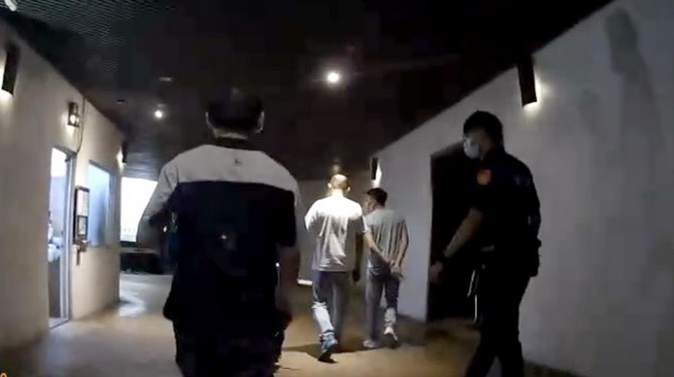 台中市警方在摩鐵內查獲7人開毒趴，除移送法辦外，並祭出重罰。 台中市政府/提供