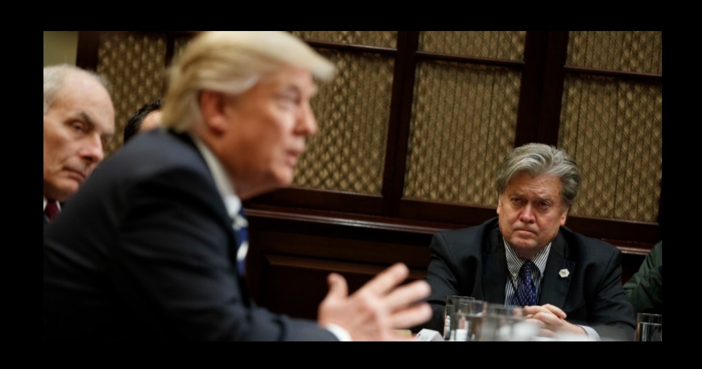 美國前總統川普（Donald Trump）首席顧問史帝芬・班農（Steve Bannon）(右) 去年8月涉嫌挪用募款款項，當地時間25日，美國聯邦法院駁回該案起訴。 圖：翻攝自新浪網