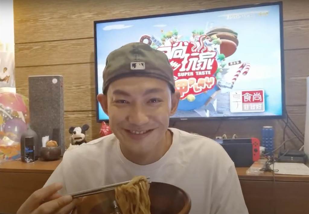 各項外景節目都陸續停止錄製後，主持人紛紛開啟直播模式。 圖：TVBS提供