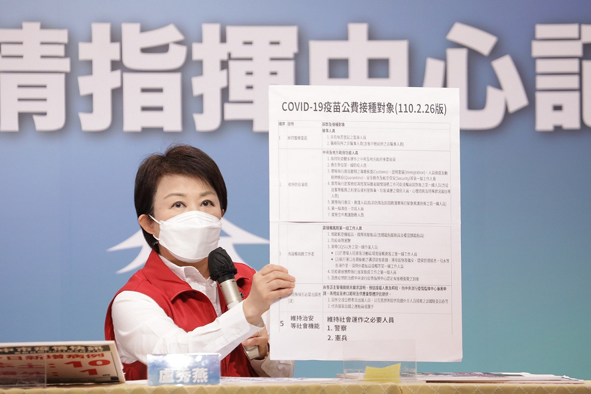 盧秀燕說明中央公布施打疫苗的優先順序。 台中市政府/提供
