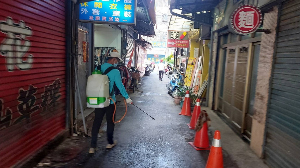 屏東縣政府派員至東港菜市場消毒。 圖：屏東縣政府/提供
