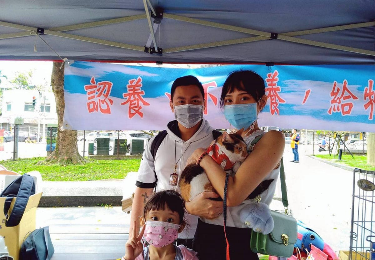 汐止認養會當天，妞妞與新家人全家福照。  圖：新北市動保處提供