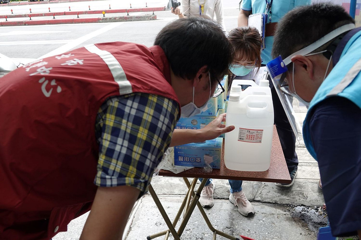 物價平穩小組稽查樹林一處口罩、酒精販售業者 圖：新北市農業局提供。