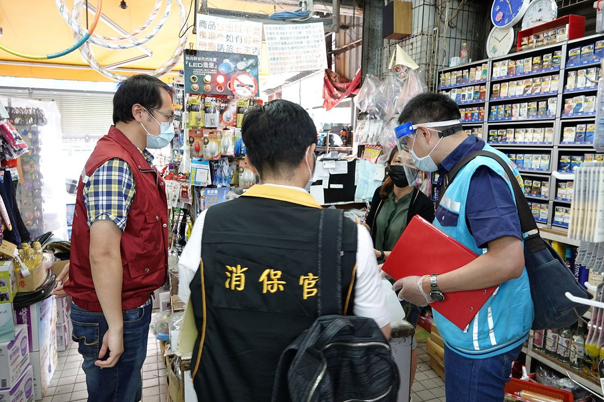 物價平穩小組向賣場業者詢問供貨情形 圖：新北市農業局提供。