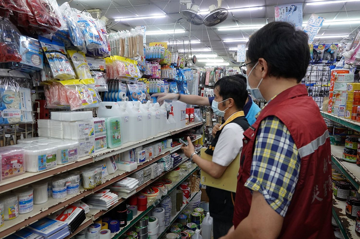 物價平穩小組稽查板橋一處賣場酒精 圖：新北市農業局提供。