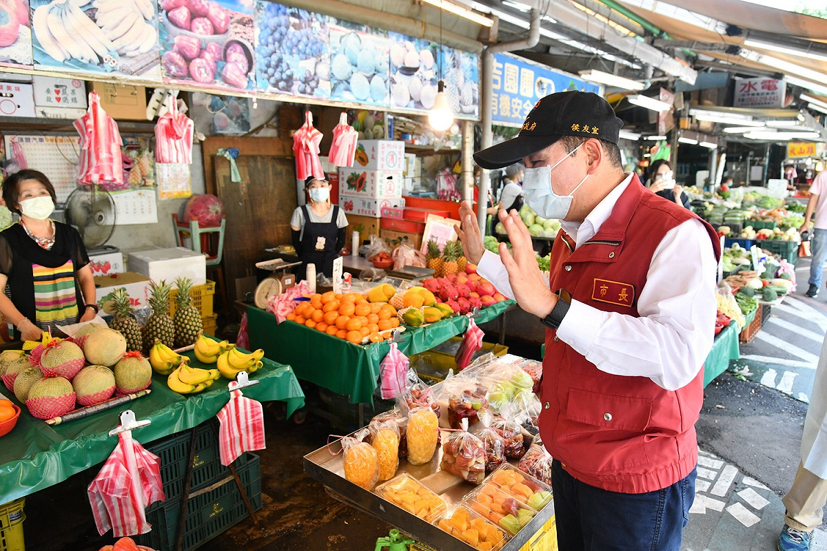 侯友宜澄清網傳的封城是「假訊息」，現在物資物價都很穩定，民眾無需搶購囤貨。 圖：新北市政府／提供