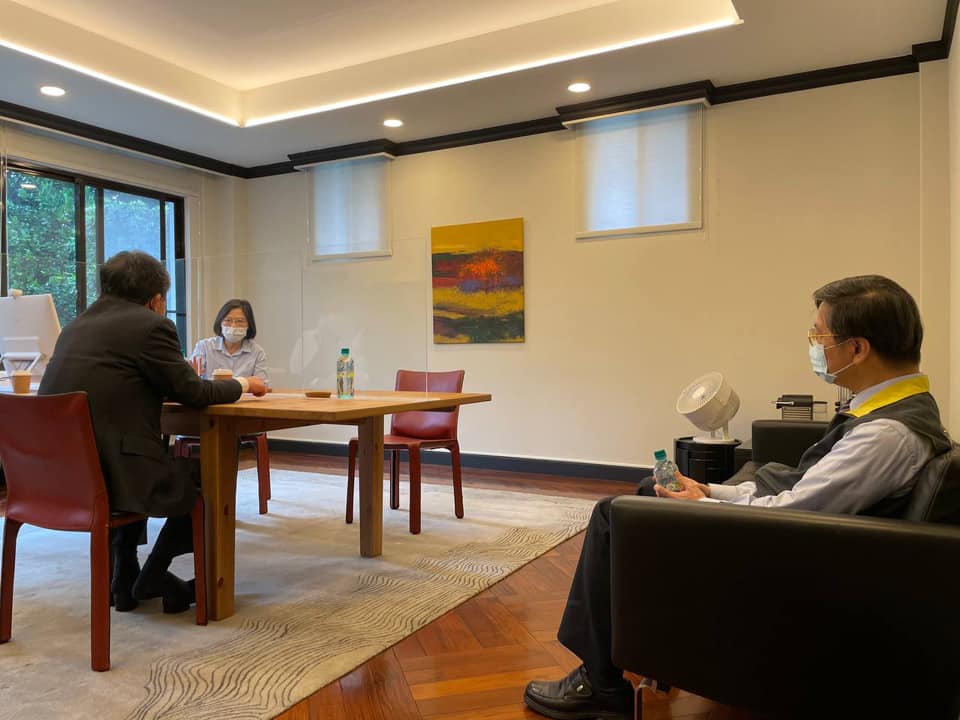 總統蔡英文晚間表示，莫德納疫苗來台過程中有許多人低調參與，為了讓一切上軌道，這些都必須低調謹慎進行。 圖:蔡英文臉書
