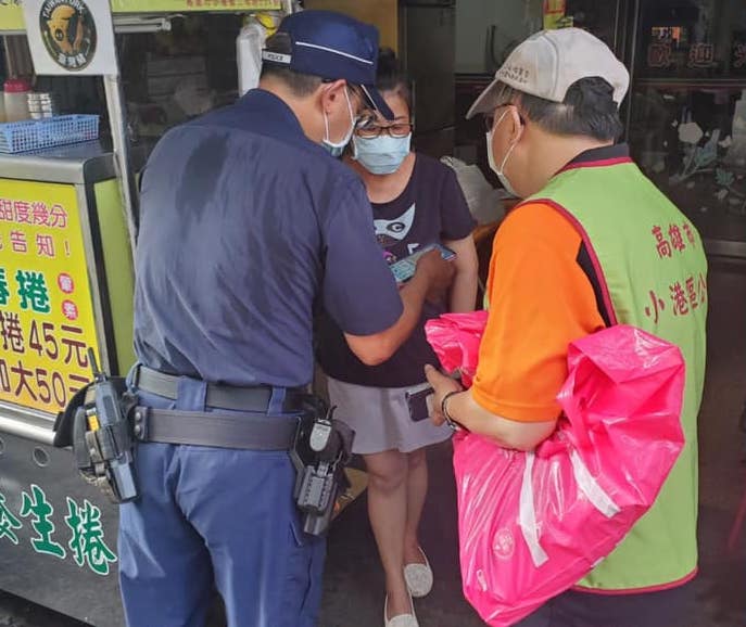 高雄小港員警曾在26日出動，協助民眾使用QRcode實聯制。 圖：翻攝自高雄市政府警察局小港警察分局臉書專頁（資料照）