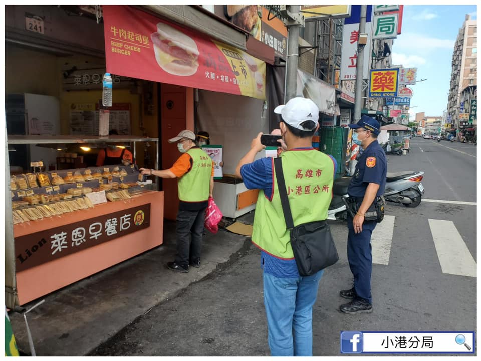 小港警察執行勤務時，發現有部分店家不知道如何使用QRcode實聯制，於是一併協助。 圖：翻攝自高雄市政府警察局小港警察分局臉書專頁（資料照）