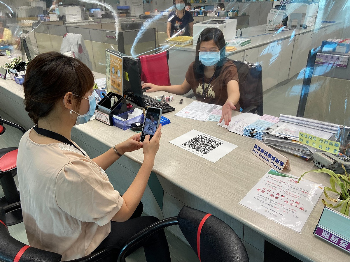 新北經發局獲新冠肺炎受檢通知結果均為陰性，針對申辦櫃台實聯制等入口管制作為，亦請前來洽公民眾配合辦理。 圖：新北市經發局提供。