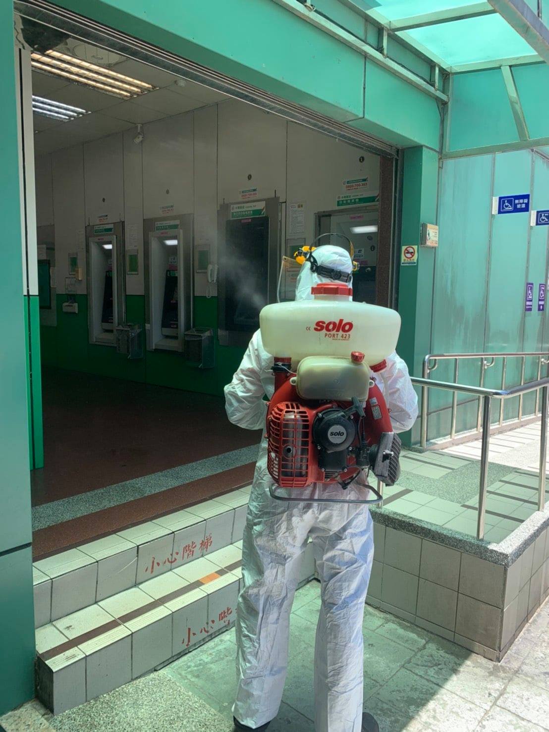 新竹縣防疫消毒大隊第一時間接獲通知，已立即派員針對案7112活動足跡之場域進行全面清消作業。 圖：翻攝自新竹縣政府環境保護局臉書專頁