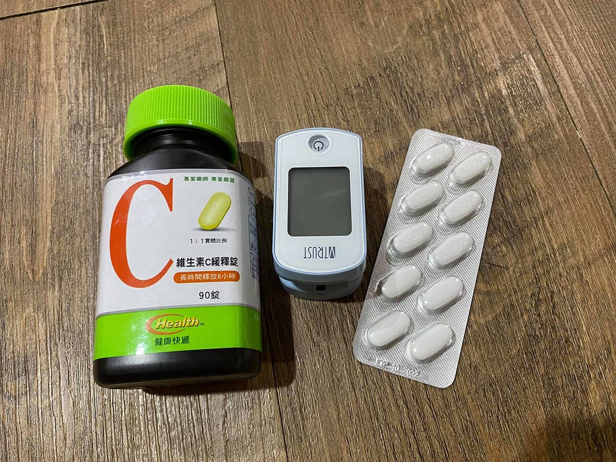食藥署開放從國外攜帶血氧機(中)，每人限1台。 圖：曾郡秋/攝