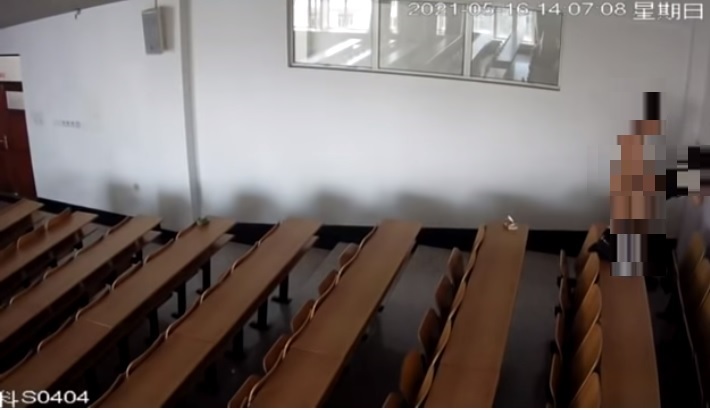 中國黑龍江科技大學有男女學生偷偷在教室內進行「人與人的連結」，未料，全程都被攝影畫面捕獲。 圖：翻攝自YouTube