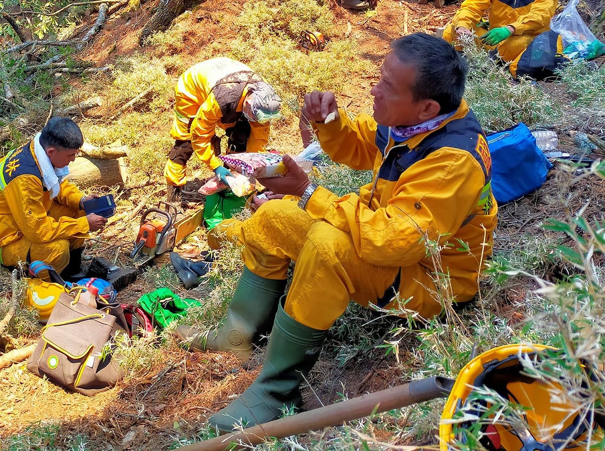 玉山森林大火地處偏遠，物資運送不易，森林護管員只能以乾糧、罐頭果腹。 圖：林務局/提供