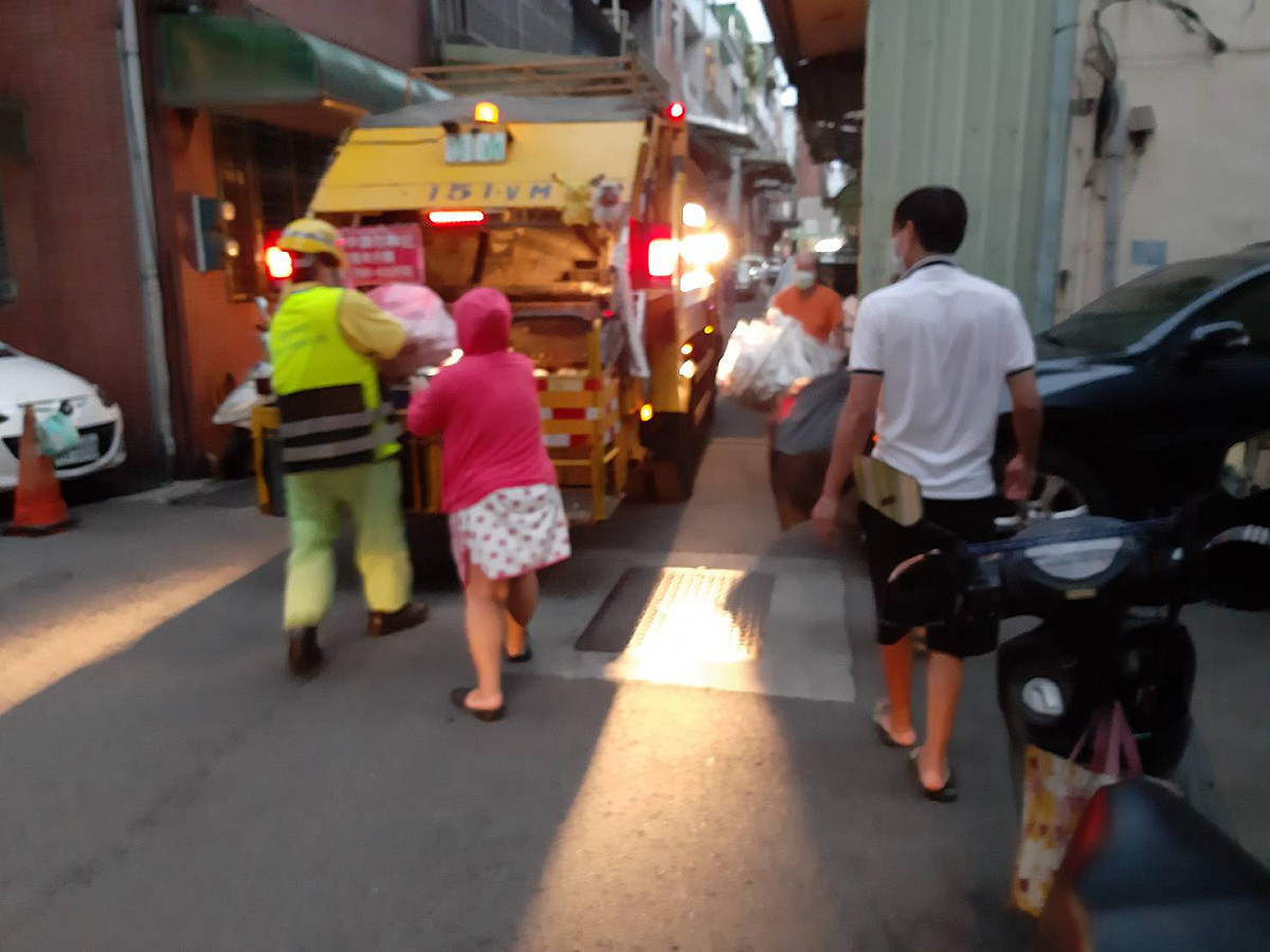 環保局提醒民眾倒垃圾時，應將湯湯水水的廢棄物打包好，保護收運垃圾的清潔人員。（本圖為示意圖） 圖：桃園市環保局/提供