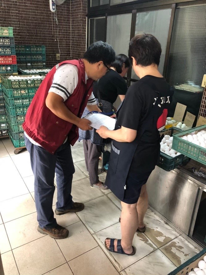 新北市動保處查核雞蛋一次性包材零售商。 圖：新北市動保處提供