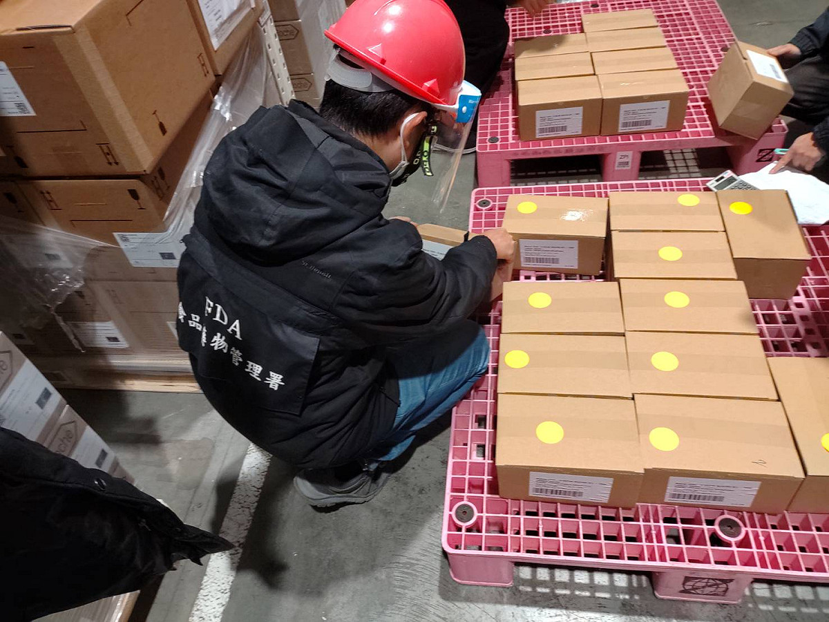 食藥署表示，已在今晚間完成首次輸入莫德納疫苗冷鏈查核與樣本抽取，將並連夜攜回食藥署實驗室進行檢驗，若審查文件資料與檢驗皆合格，可力拼2周內完成檢驗。 圖：衛福部食藥署提供
