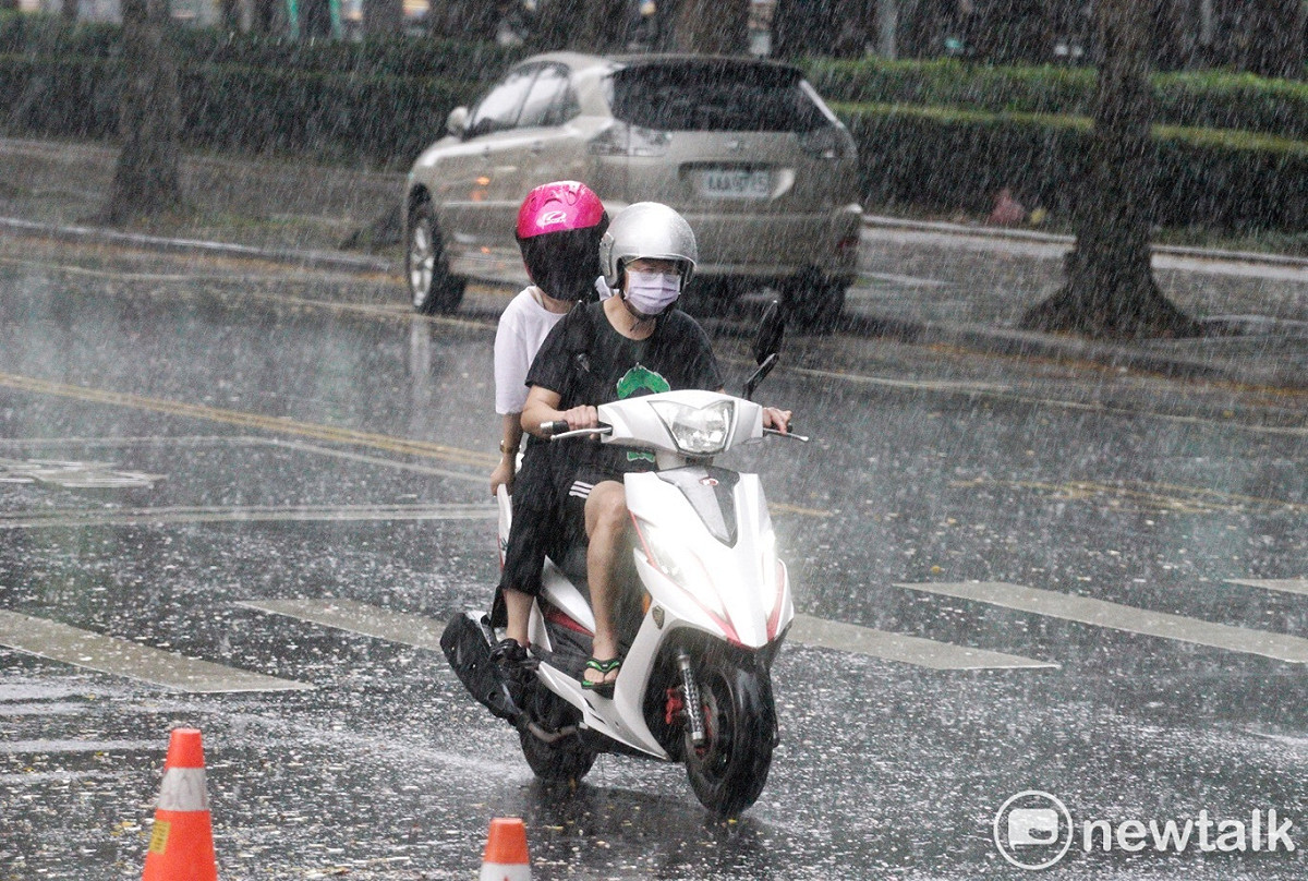 今天午後西半部地區及東北部、東部山區有局部短暫雷陣雨，其中雲林以南降雨範圍較廣。 圖：張良一/攝