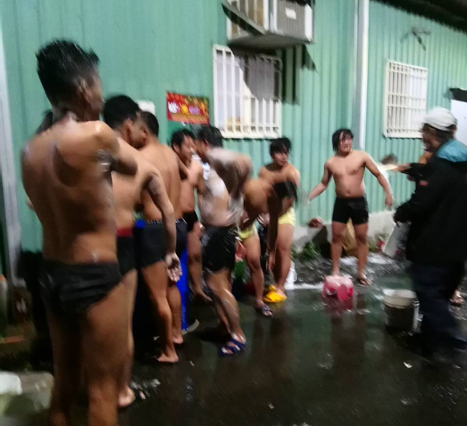 外籍漁工露天盥洗遭民眾檢舉未戴口罩。 圖：民眾/提供