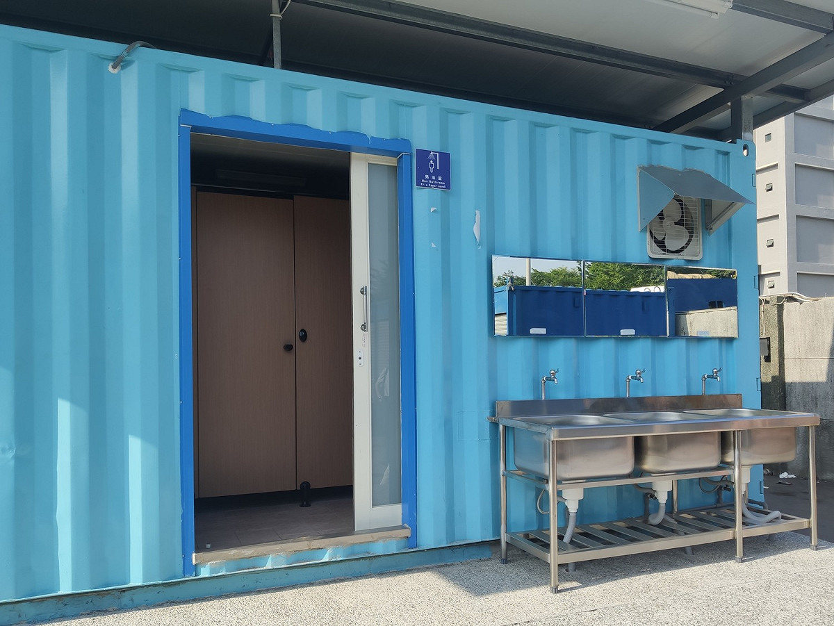 高市海洋局在前鎮漁港碼頭設移工衛廁設備。 圖：高雄市政府/提供