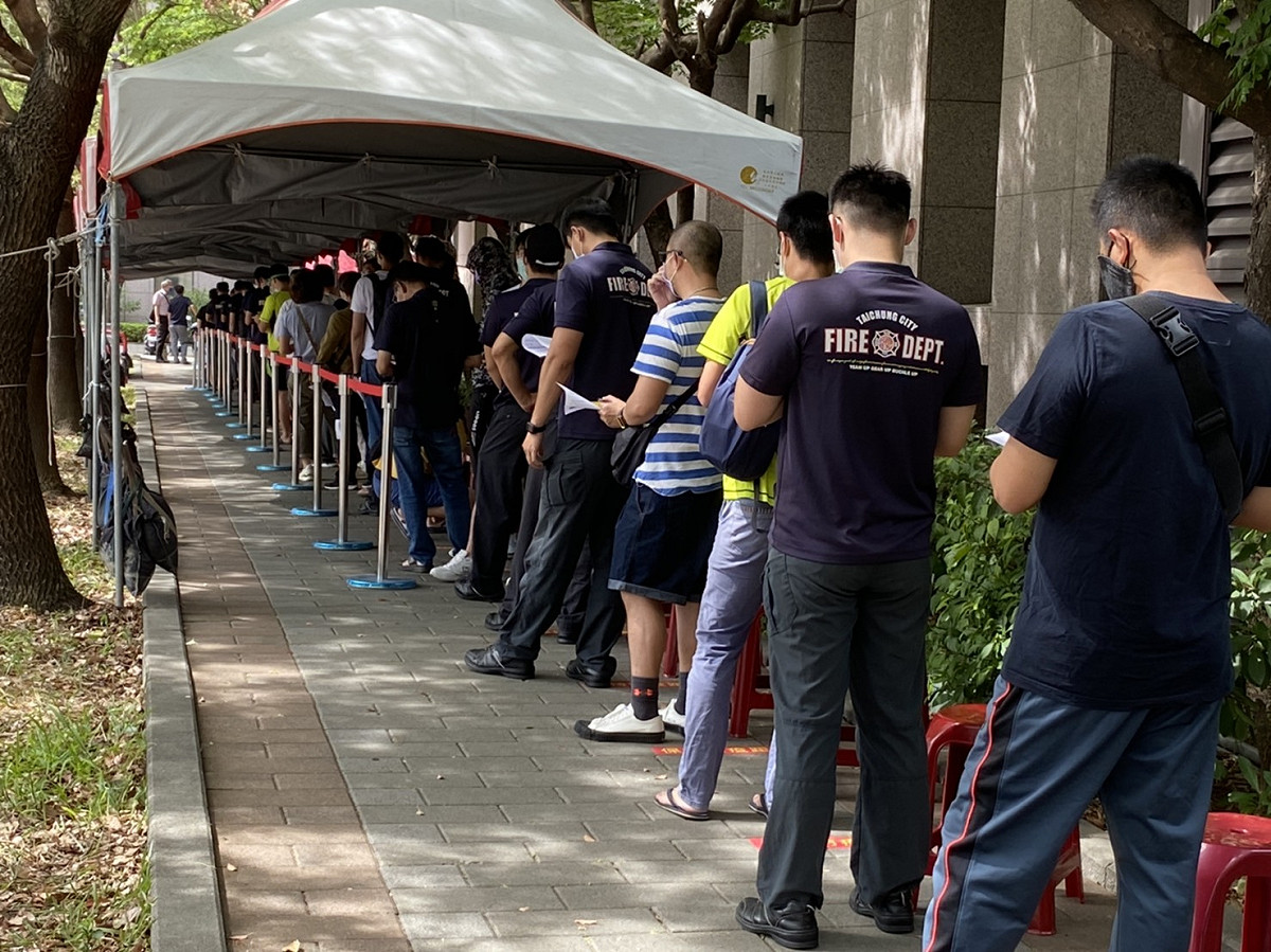 台中市第一線的警消人員今天開始施打疫苗。 台中市政府/提供