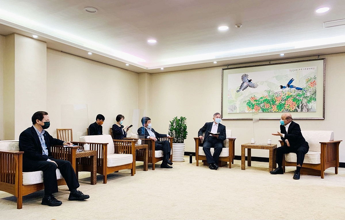 蘇貞昌與各部會開會討論紓困4.0相關事宜，並表示若下週立院三讀通過，民眾可望在6月4日開始申請補助。 圖：行政院／提供
