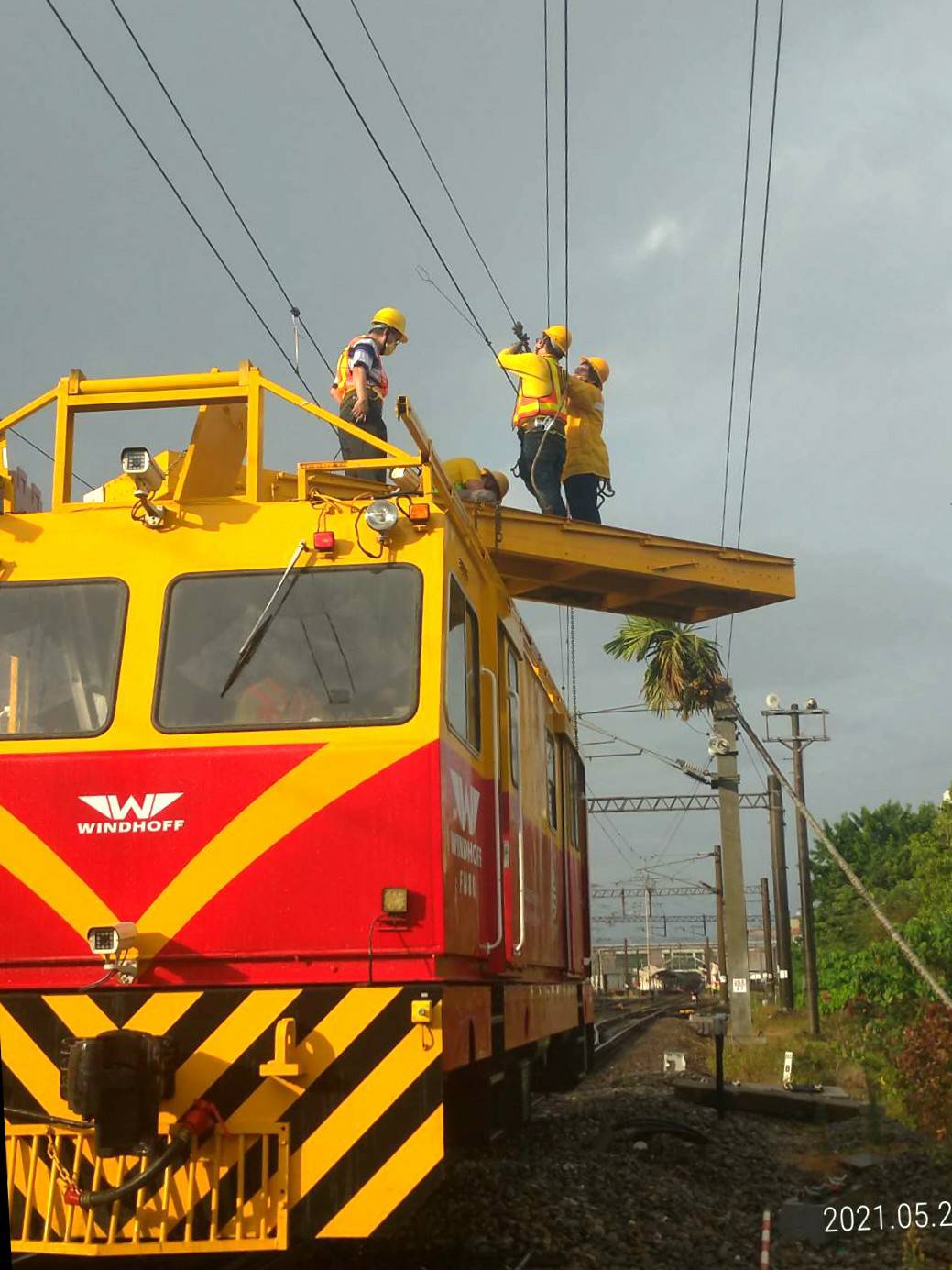 台鐵斗六站旁的檳榔樹倒塌壓到電車線，目前林內＝斗南間列車延誤。 圖：台鐵／提供