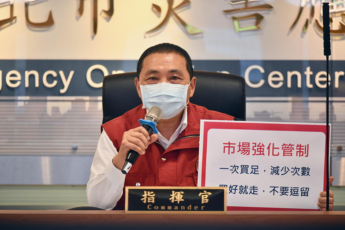 侯友宜呼籲民眾到市場採買盡量「一次買足、減少次數、買好就走、不要逗留」，減少感染風險。 圖：新北市政府/提供