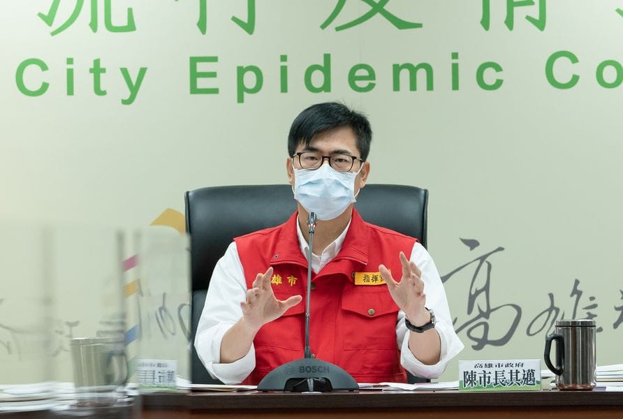 高雄市長陳其邁表示，倘有外出必要，要戴上口罩、保持社交距離。 圖：高雄市政府提供
