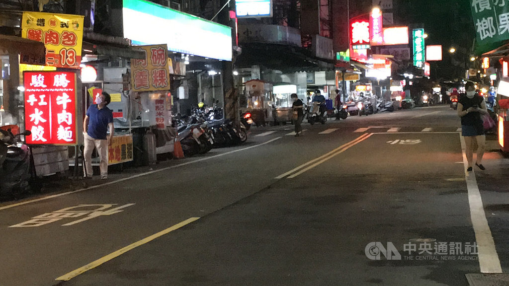 新北市場週末採購出現人潮 夜市冷清兩樣情