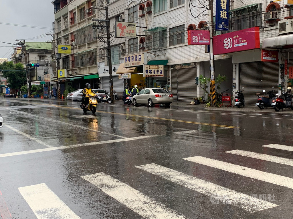 梅雨鋒面南下，高雄市30日清晨下雨了，包括鳳山、永安、橋頭及岡山區都陸續降雨，高雄市氣象站顯示至上午7時，永安區時雨量逾40毫米達大雨等級。 圖/中央社