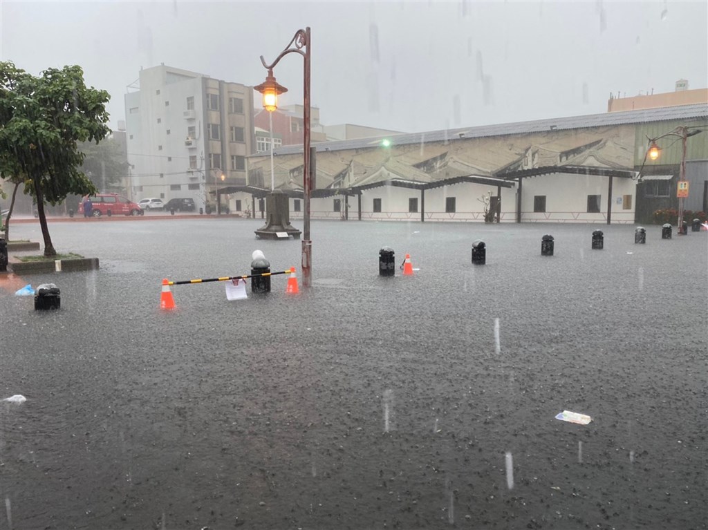受到大雨影響，彰化縣鹿港鎮鹿港老街以及鹿港天后宮出現淹水情形，鹿港公會堂前廣場也出現淹水情形，水深及膝。 （彰化縣消防局提供）