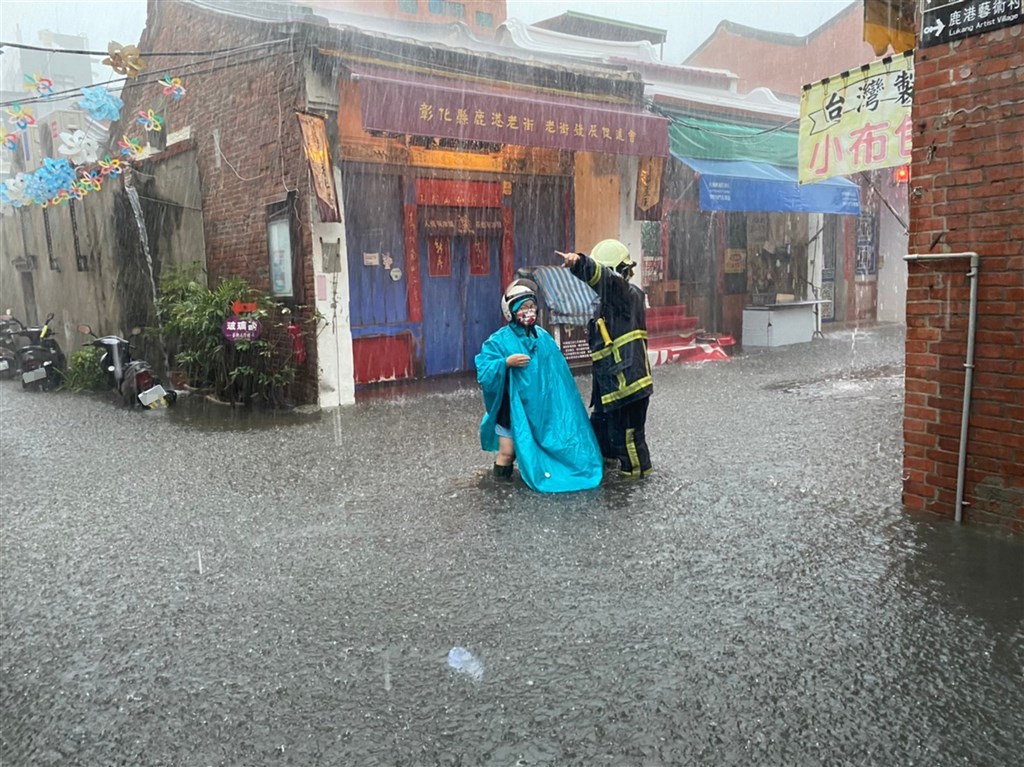 彰化地區30日上午降下大雨，鹿港老街等地區出現淹水情形，民眾出門需涉水而行，消防隊員也出動前往查看巡視，以防意外發生。（彰化縣消防局提供）