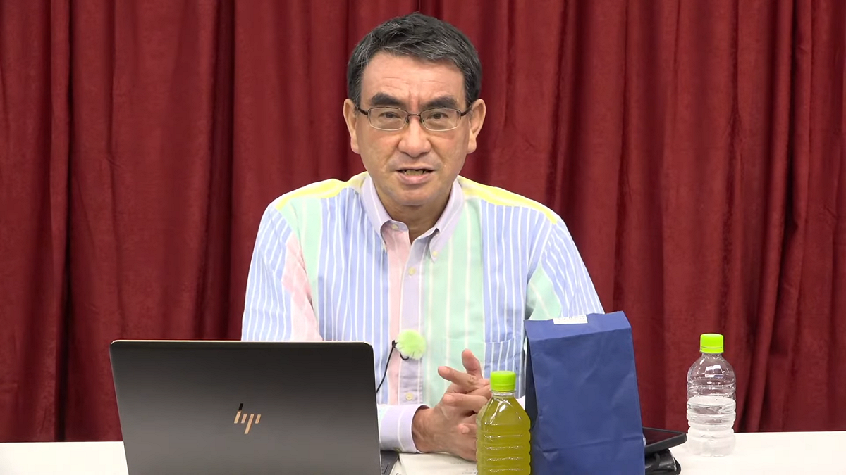 日本政府有意提供AZ疫苗給因疫苗不足而苦惱的台灣，對此，日本行政改革相河野太郎昨晚（29日）在網路直播節目中表示，「遇到困難就是要互相幫忙」。 圖：翻攝自 KonoTaroGomame Youtube