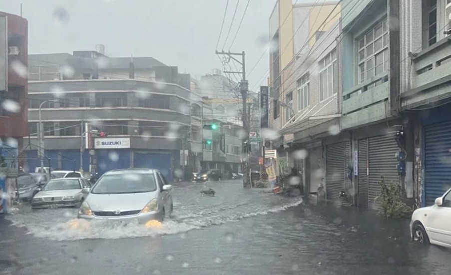 鹿港淹水，汽車涉水而過。 圖：彰化縣消防局／提供