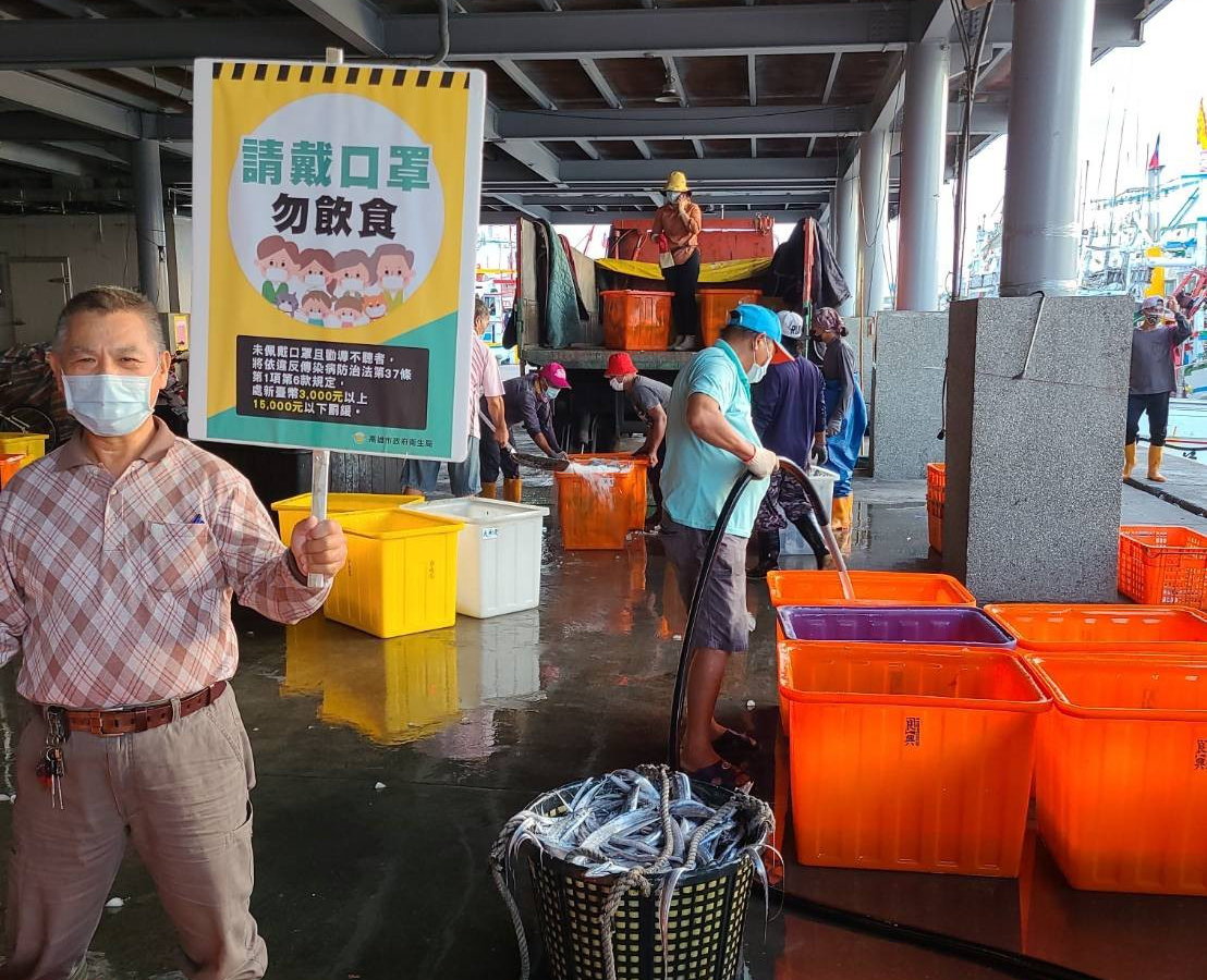高市海洋局魚市場宣導防疫。 圖：高市海洋局/提供