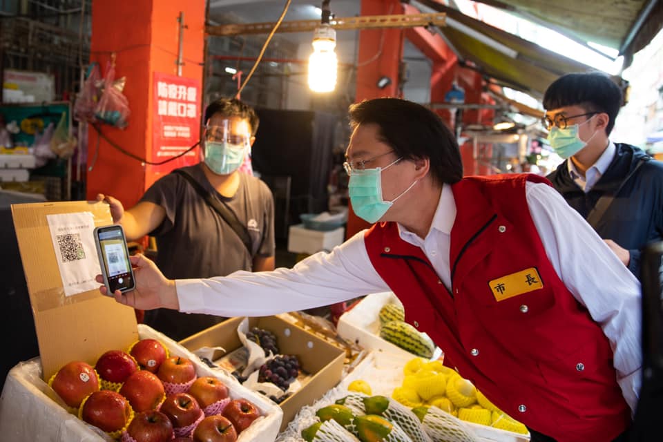 林右昌表示，南興市場的人潮比與以往相比大約只有4分之1，民眾、攤商相當配合相關防疫措施，所有攤位都貼有QR Code供民眾徹底執行實聯制 圖：擷取自林右昌臉書