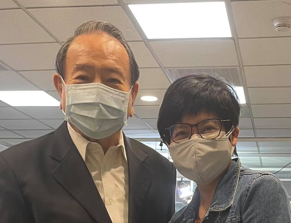 主播詹怡宜（右）在臉書低調宣布資深氣象主播任立渝（左）從TVBS退休了。 圖：翻攝自詹怡宜臉書