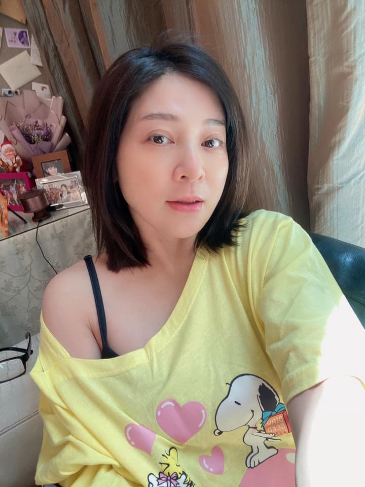王彩樺表示她在抄經時難忍悲傷情緒忍不住淚崩。 圖：翻攝自王彩樺FB