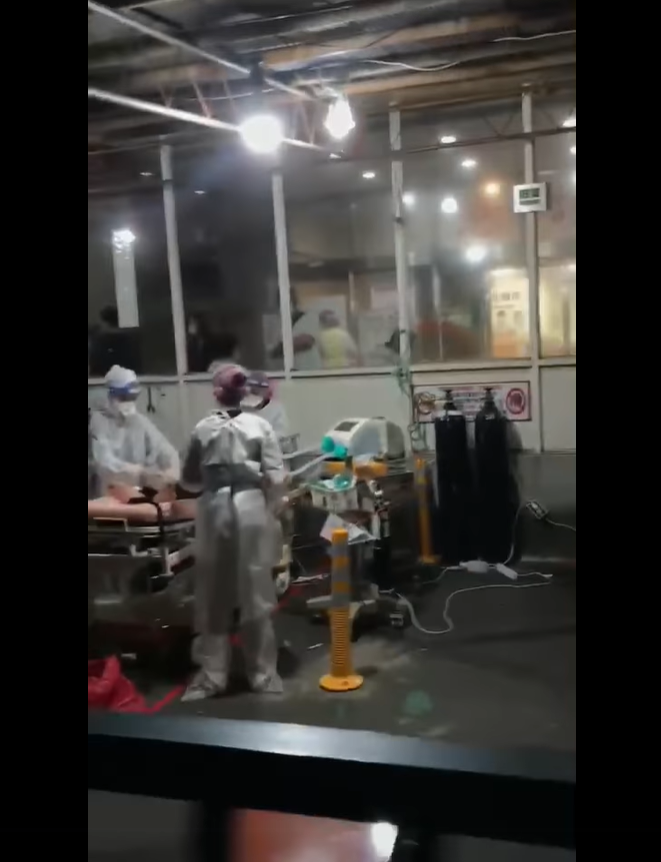 網路上瘋傳部立台北醫院病患躺在戶外的影片。 圖：翻攝自黃光芹臉書