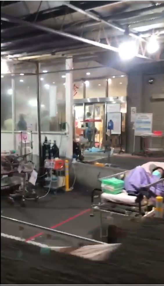台北醫院遭爆料在戶外收治病患。 圖：翻攝爆料公社(官方粉專專屬)