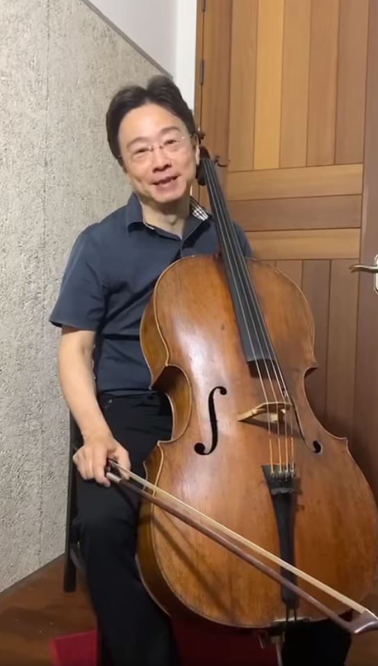 大提琴家張正傑昨日在線上演奏《天鵝》，像防疫人員致敬。 圖：翻攝自大提琴家張正傑臉書