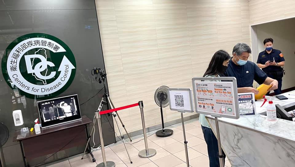 孫文學校總校長張亞中取得500萬劑BNT疫苗與500萬劑中國製疫苗，赴衛福部提出申請。 圖：擷取自張亞中（孫文學校）/提供