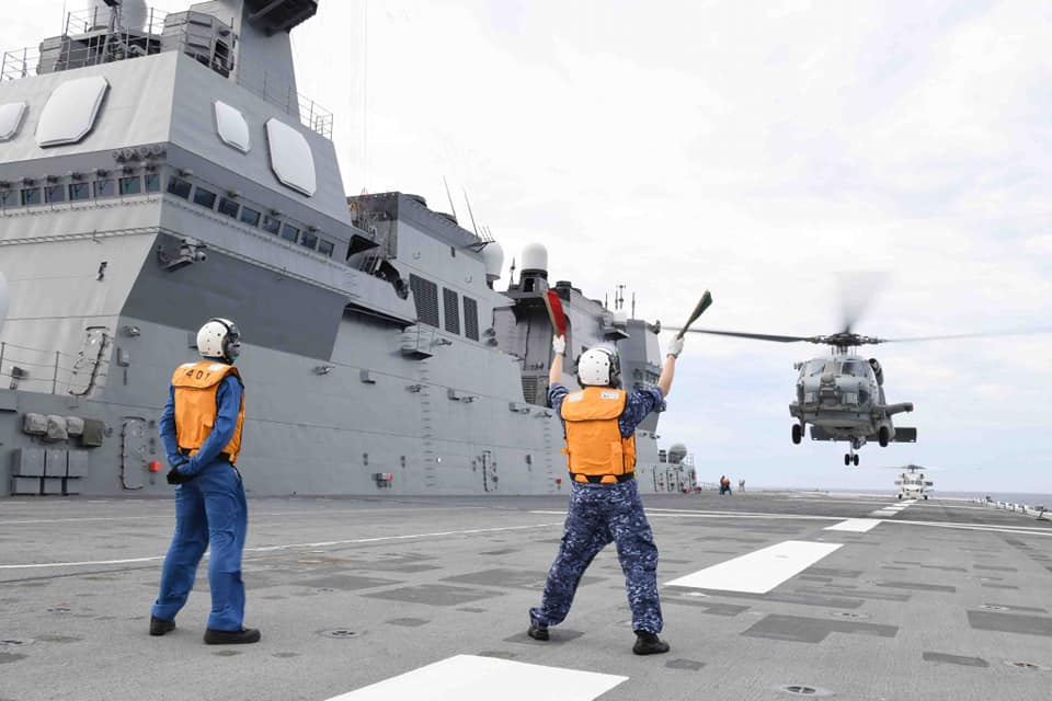 日本海上自衛隊的直升機航母「伊勢號(DDH-182)」起降訓練。 圖：翻攝日本海上自衛隊